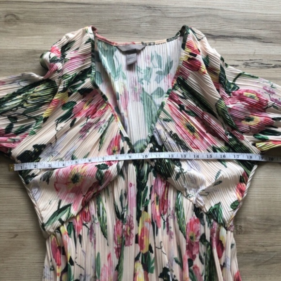 H&M Tropical Floral V-Neck Dress - Picture 2 of 6